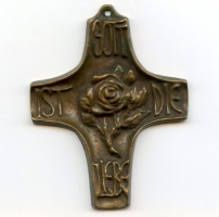 Altes Messingkreuz Gott ist die Liebe 10 cm Antiquariat